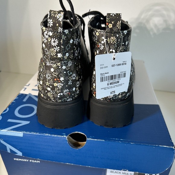 Arizona Women Lug Sole Boots Size 6 M NEW 90s Vibe Black Floral Memory Foam - Picture 4 of 8